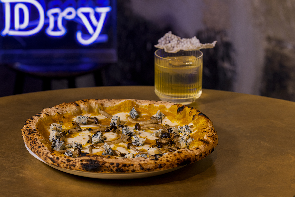 Dry Milano, lo spazio iconico dove la pizza incontra la mixology. Da sempre!